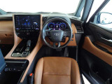 ウッド調と革巻きステアリングで快適な操作性の運転席です。