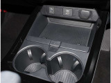 ドリンクホルダーとしてはもちろん、スマホや長財布を収納することだってできますよ。