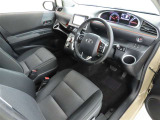 シンプルで使いやすいデザインの運転席です。