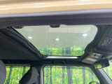 【ガラスルーフ】ガラスルーフ搭載で車内の解放感が一気にアップ!開放的なドライブをお楽しみいただけます。