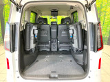 普段のお買い物や通勤、送迎等に十分な荷室スペースを確保しております。セカンドシートを倒すと、大きな荷物の積載も可能です♪