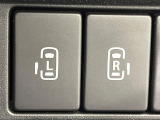 【両側パワースライドドア】スマートキーや運転席のスイッチで後席両側スライドドアの開閉が可能♪電動だから力を入れてドアを開ける必要が無く、小さなお子様でも簡単に開け閉めでき快適です♪