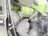 運転席まわりには十分なスペースがあり、大柄な方でもゆったり運転していただける環境です。