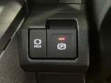 【電動パーキングブレーキ+オートブレーキホールド機能】 指先だけで簡単に操作が可能なパーキングブレーキ、スイッチを押すとブレーキペダルから足を離してもブレーキを保持できるオートブレーキホールド搭載。