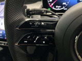 メルセデスのシートは少し硬めになっております。長時間の運転の際、適度な反発があることでお尻や腰の負担を減らす効果が御座います。