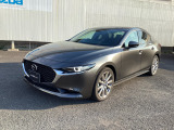 洗練された流麗なフォルムが目を引くMAZDA3セダン。伸びやかなサイドシルエットと品格漂うデザインが、知性と上質感を演出します。毎日の移動を華やかに彩り、所有する歓びを実感できる1台です。