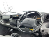 上質で落ち着いた印象のインパネ。視界も広々で運転しやすいです。