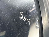 【ブラインドスポットモニター】走行中、ドアミラーの死角になりやすい箇所に後続車が接近するとサイドミラーのレンズに警告を表示!ドライバーに注意喚起をしてくれます。