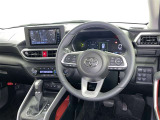 運転席まわりです。 各操作スイッチは使いやすい位置に配置されてます。