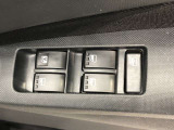 パワーウィンドのスイッチです。運転席に座りながら、助手席や後席の窓を開け閉めできるので大変便利ですよ。