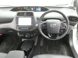 運転席からの視界はこんな感じです☆お気軽にご来店いただき、実際に座って是非お確かめください。ドライバーに寄り添う快適な操作フィールをもたらすステアリングです。
