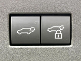 【パワーバックドア】スマートキーや運転席のボタンを押すだけでリアゲートが自動で開閉します!荷物を持っている時や、高い位置にあるバックドアを閉める際に便利な機能です♪