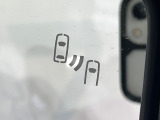 【ブラインドスポットモニター】走行中、ドアミラーの死角になりやすい箇所に後続車が接近するとサイドミラーのレンズに警告を表示!ドライバーに注意喚起をしてくれます。