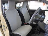 【清潔感のある運転席&助手席】隅々までクリーニングの行き届いた運転席&助手席。目立ったシミや汚れ等もございません。快適なドライブをどうぞ。