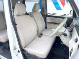 運転席まわりには十分なスペースがあり、大柄な方でもゆったり運転していただける環境です。