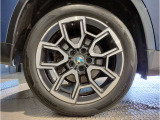 BMWの純正アロイホイールは軽量かつ強度にも優れているホイールで走行性能を引き上げる設計になっております。足元にもBMWは妥協がなくこだわっている個所になります。