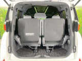 普段のお買い物や通勤、送迎等に十分な荷室スペースを確保しております。セカンドシートを倒すと、大きな荷物の積載も可能です♪