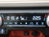 左右独立温度コントロールフルオートエアコンです。運転席、助手席それぞれで独立して温度設定ができます。冷え性の方が乗っても安心ですね♪