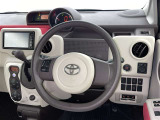 運転席まわりです。 各操作スイッチは使いやすい位置に配置されてます。