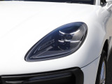 LEDマトリックスヘッドライトは、カメラによる先行車および対向車検知、メインビームコーンの個別セグメントをインテリジェントに 常に調光。 ドライバーの眩惑を避けるための交通標識部分は減光させます。