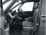 収納も便利で使いやすい。小物や大切な物をやさしく収納。カップホルダーの位置も使いやすいです♪