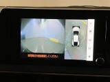 【パノラミックビューモニター】映像で、見づらい車両周辺の確認をアシスト。クルマを真上から見ているような映像を表示。 運転席から確認しにくい車両周囲の状況を把握。