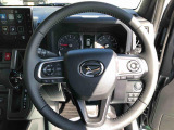 運転中も見やすいセンターメーター。