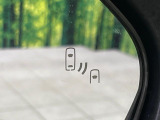 【ブラインドスポットモニター】走行中、ドアミラーの死角になりやすい箇所に後続車が接近するとサイドミラーのレンズに警告を表示!ドライバーに注意喚起をしてくれます。