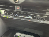 【左右独立型フルオートエアコン】運転席と助手席でそれぞれお好みの温度に設定可能。同乗者にも配慮した、快適な空調をお届け致します。