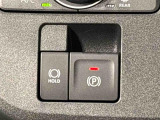 指先だけで簡単に操作が可能な電動パーキングブレーキを採用。「HOLD」スイッチを押すと、渋滞や信号待ちなどでブレーキペダルから足を離しても、ブレーキを保持するので安心です