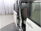 両側パワースライドドア付きだから、狭い駐車スペースなどでの 乗り降りラクラク!小さなお子さまのいるご家庭には嬉しい装備。