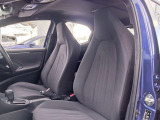 体を包み込むような座り心地で運転をサポートします。