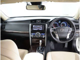 デザインもよく、居心地のよい運転席ですね。分かりやすいスイッチ類ですから操作もしやすく運転をサポートします。ぜひご来店いただき、実際にお座りいただいてステアリングを握ってみてください!