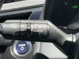 【オートワイパー(AUTO)】雨が降り出した時に、雨滴検出用センサー(レインセンサー)が雨滴を感知すると、自動でワイパーが動作します。