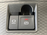【電動パーキングブレーキ】パーキングブレーキは便利な電動式!ボタン一つで操作でき、アクセルを踏めば自動で解除されます♪レバーやペダルが無いので運転席廻りもすっきりしますね♪
