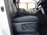 パワーシート搭載。微妙な調整が手軽にでき、ピッタリなポジションで運転することが可能です。
