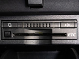 コンソール内一体型のビルトインETC装備!見た目の部分も良いですが、ETCカードの盗難防止になる設置箇所です!料金所の渋滞回避!時間帯・日によって料金の軽減を受けられます!ストレス知らずのドライブ!