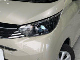 【LEDヘッドライト】悪天候や夜間走行時も良好な視界を確保し安心して運転できる高輝度LEDヘッドライトを装備!点灯速度が早く、消費電力も抑えられています。