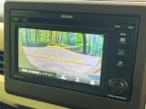 【バックカメラ】駐車時に後方がリアルタイム映像で確認できます。大型商業施設や立体駐車場での駐車時や、夜間のバック時に大活躍!運転スキルに関わらず、今や必須となった装備のひとつです!