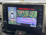 【マルチテレインモニター】車のフロントやサイドのカメラ画像を同時にモニター表示することで、悪路や狭い道を走行時でも周囲の状況確認ができ安心!本格SUVにうれしい装備です♪