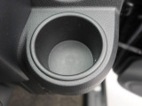 【カップホルダー】エアコン吹き出し口下部に設置されていますので使いやすさバッチリ!運転席から手の届くちょうどの位置です!