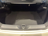 ゆったりとしたトランクルームでございます。たくさんのお荷物の車載が可能でございます。
