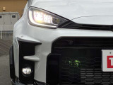 【LEDヘッドライト】LEDヘッドライトは、低消費電力で明るく、遠くまで照らす先進ライト。夜間走行時の視認性を高め、安全で快適なドライブをサポートします。