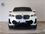 【BMWの伝統】BMWの特徴的な&ldquo;キドニーグリル&rdquo;は、80年以上続く伝統の形でございます。変わらないこだわりのデザインが、プレミアムブランド&ldquo;BMW&rdquo;を創り出します。