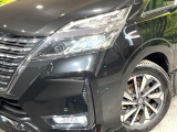 【LEDヘッドライト】悪天候や夜間走行時も良好な視界を確保し安心して運転できる高輝度LEDヘッドライトを装備!点灯速度が早く、消費電力も抑えられています。
