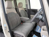 運転席のスペースはゆったりしていて、視界も広く確保されているので普段の運転からロングドライブまで快適です。