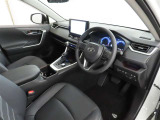 シンプルで使いやすいデザインの運転席です。