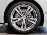 【BMWアロイホイル】軽量かつ強度に拘ったアロイホイル。走行性能ポテンシャルを引き出す設計。車の足元を引き締めてくれる大きなポイントはアロイホイルです。