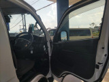 運転席ドア開放時の様子および運転席周りの写真です。シート表皮の質感やドア内張り、ステップ部分の擦れキズやコンディションについて画像にてご確認ください。