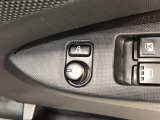 電動格納式ドアミラー付き。駐車場へ停めた時に、ボタン一つで左右のドアミラーをたたむ事ができます。